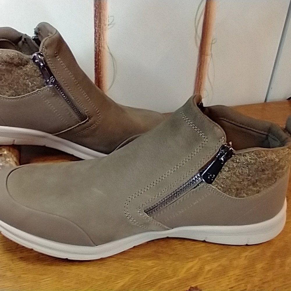 Easy Spirit "Shuffle" Ankle Booties Size 10.5 Worn Once